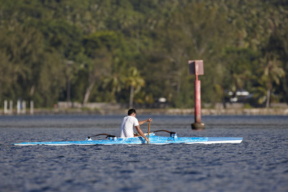 15_025241  ©ThMartinez Sea&Co.  RAIATEA - ILES SOUS LE VENT. POLYNESIE FRANCAISE .  2 Février 2015. ..Jeunes tahitiens pratiquant des sports nautiques dan sle lagon de Raiatea