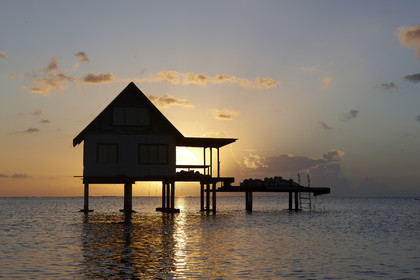 15_025466  ©ThMartinez Sea&Co.  RAIATEA - ILES SOUS LE VENT. POLYNESIE FRANCAISE .  2 Février 2015. ..Ferme perliere dans le lagon de Raiatea au couché du soleil.