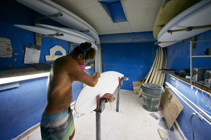 SHAPING A SURF BOARD.  NORTH SHORE (North Shore - Oahu Island - Hawaii-USA)
