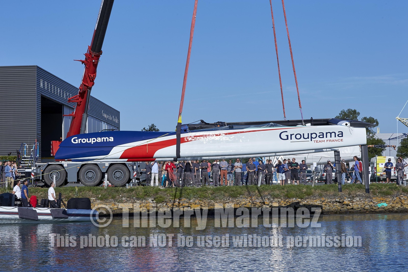 16_32019  ©Th.Martinez Sea&Co.   VANNES - FRANCE. 7 Juillet  2016. .America's Cup. Mise à l'eau de l'AC45 Turbo de Team France, à Vannes (FRA) au chantier Multiplast.