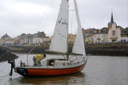 ©ThMartinez Vendee Globe Finish..Les Sables  d'Olonne (FRA) . 12th February 2001..Ellen MacArthur (UK) KINGFISHER sailing IDUNA her old boat .which had sail around Britain island when she was 16 years old.