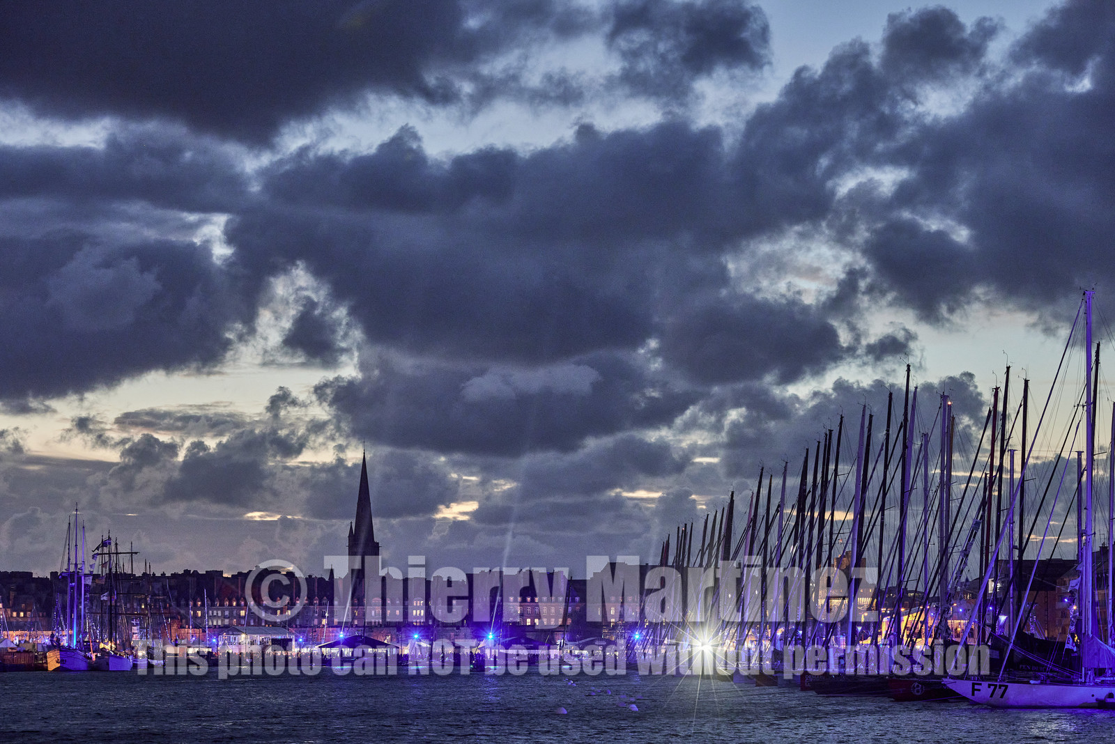 22_37051   © Thierry Martinez.ST MALO, FRANCE. 3 Novembre  2022ROUTE DU RHUM 2022.Flotte à la tombée de la nuit.