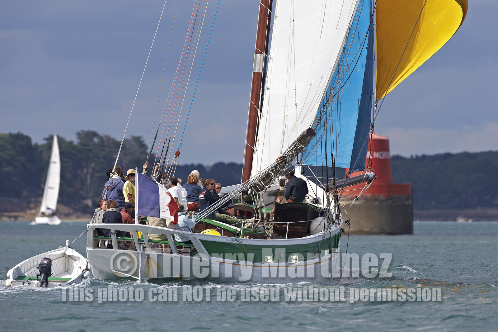 Langoustier  KROG E BARZ sous voile dans le golfe du Morbihan.