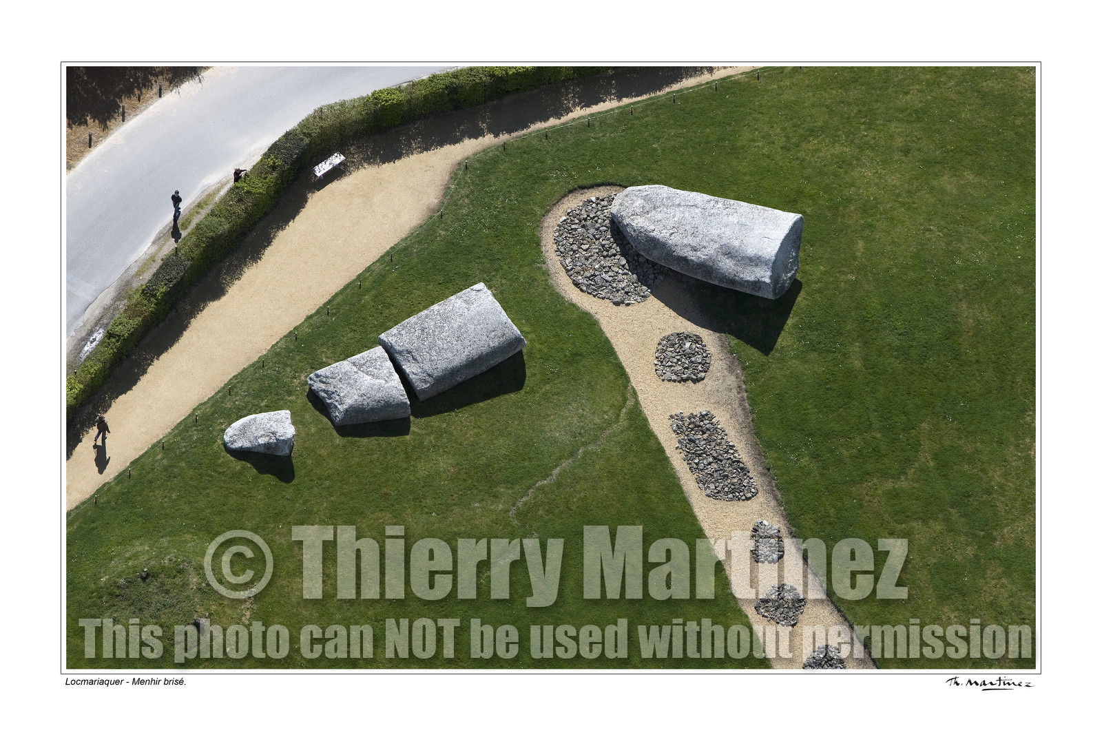 09_05884-menhir brise heli_fond blanc-.jpg