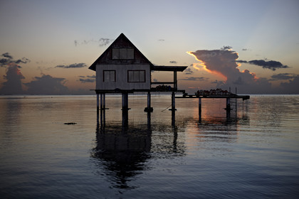 15_025710  ©ThMartinez Sea&Co.  RAIATEA - ILES SOUS LE VENT. POLYNESIE FRANCAISE .  2 Février 2015. ..Ferme perliere dans le lagon de Raiatea au couché du soleil.