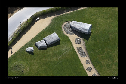 09_05884-menhir brise heli_fond noir-.jpg