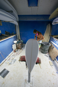 SHAPING A SURF BOARD.  NORTH SHORE (North Shore - Oahu Island - Hawaii-USA)