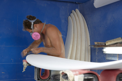 SHAPING A SURF BOARD.  NORTH SHORE (North Shore - Oahu Island - Hawaii-USA)